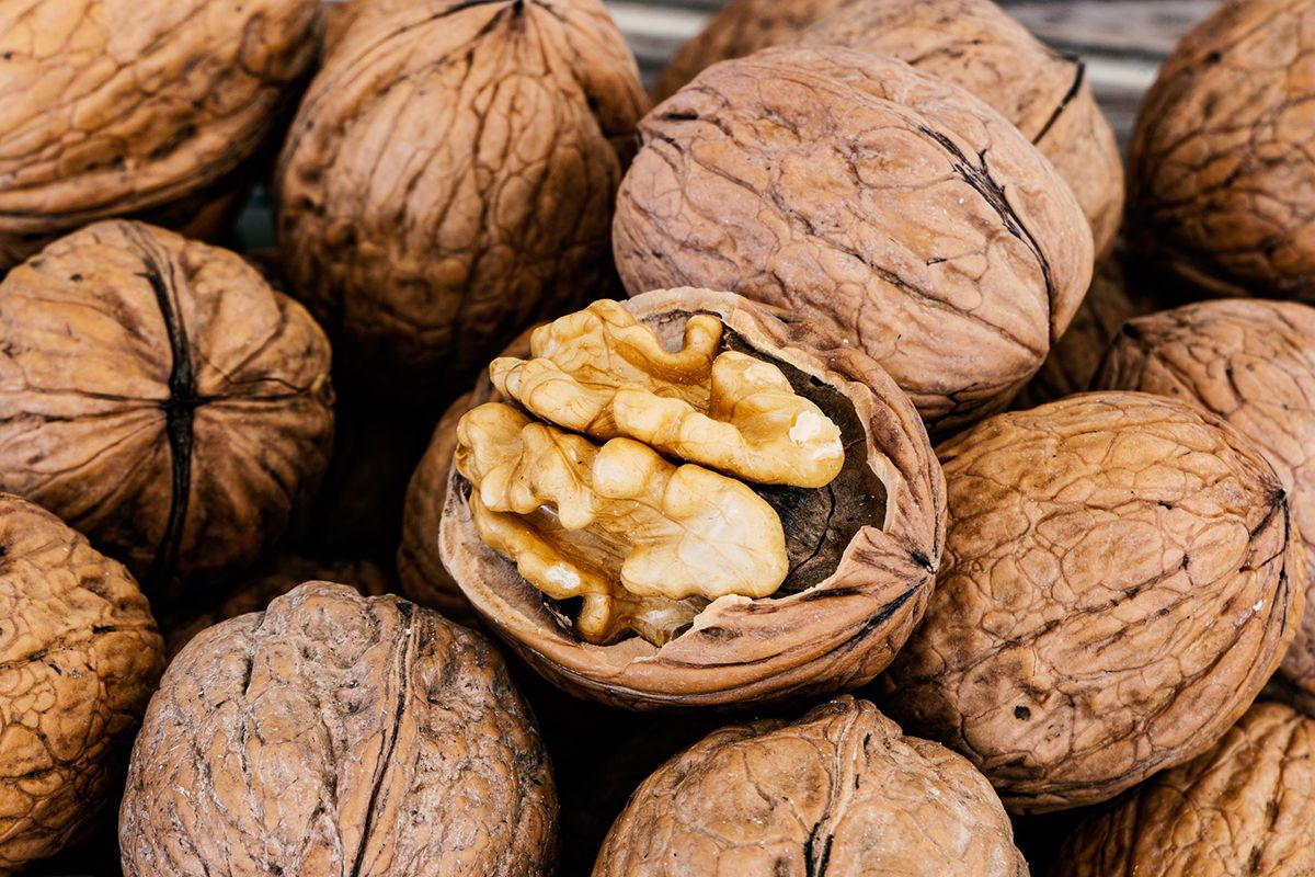 Ha nagyobb mennyiséget, hosszabb ideig szeretnénk tárolni, inkább héjas termést válasszunk: a tárolása is egyszerűbb, hosszabb ideig megőrzi az aromáját, és nehezebben dohosodik meg (Fotó: Shutterstock)