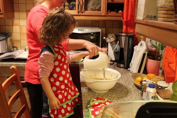 Dorka és anya - így kevertük össze a muffin tésztájának hozzávalóit 