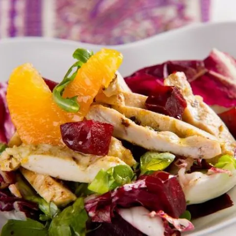 Mustáros csirkemellcsíkok narancsos céklasalátán recept