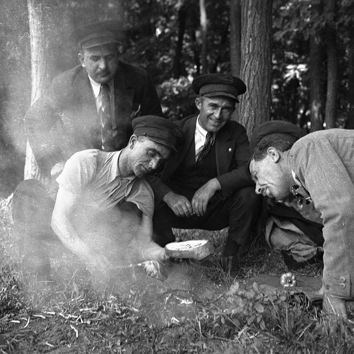1932 - Szalonnát sütnek a sofőrök az út szélén /Foót: Fortepan - Antal Dániel