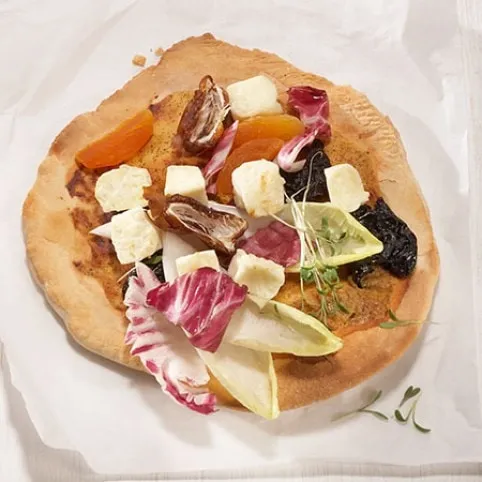 Pizza aszalt gyümölccsel és kecskesajttal recept