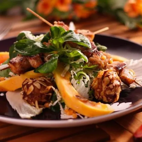 Nyúlgombóc és nyúlnyárs kínai kel salátával recept