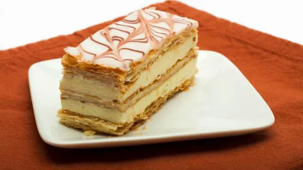 A millefeuille tetejét cukormáz borítja, és több rétegű benne a krém