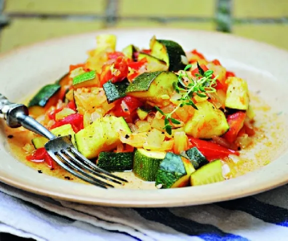 Cukkinis lecsó füstölt szalonnával recept