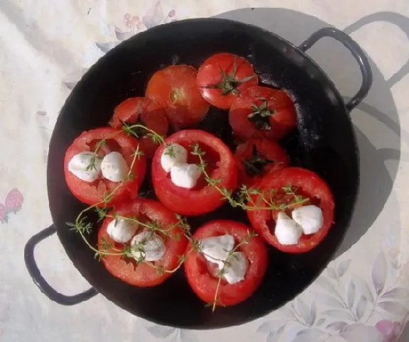 Kolbásszal és mozzarellával töltött paradicsom recept