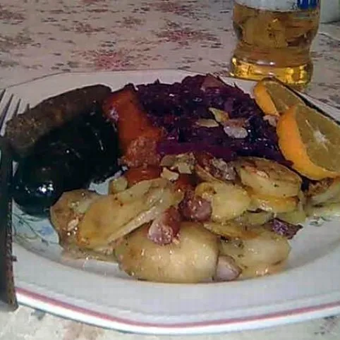 Hurka krumplival és fehérboros savanyított káposztával sütve recept