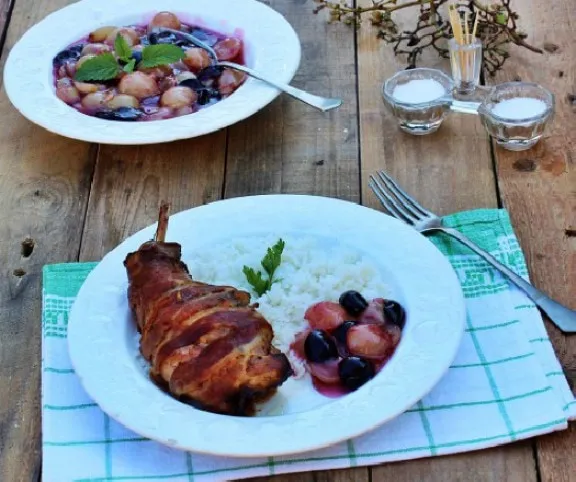 Fokhagymával tűzdelt nyúlcomb gyömbéres szőlőraguval recept