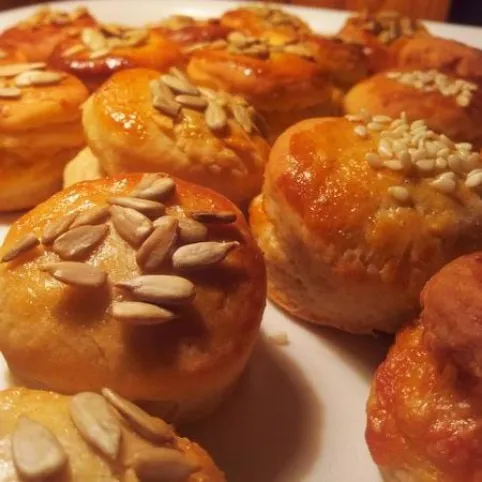 Medvehagymás-sajtos pogácsa kelesztés nélkül recept