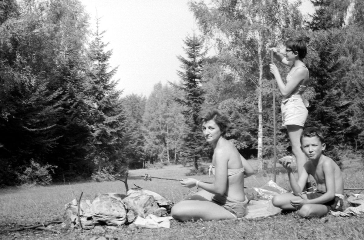 1964 - Szalonnasütés a Bükkben /Fotó: Fortepan - Mészöly Leonóra