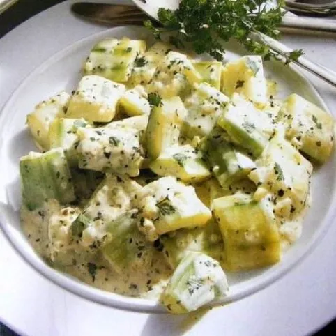 Tejszínnel párolt uborkasaláta kerti zsázsával  recept