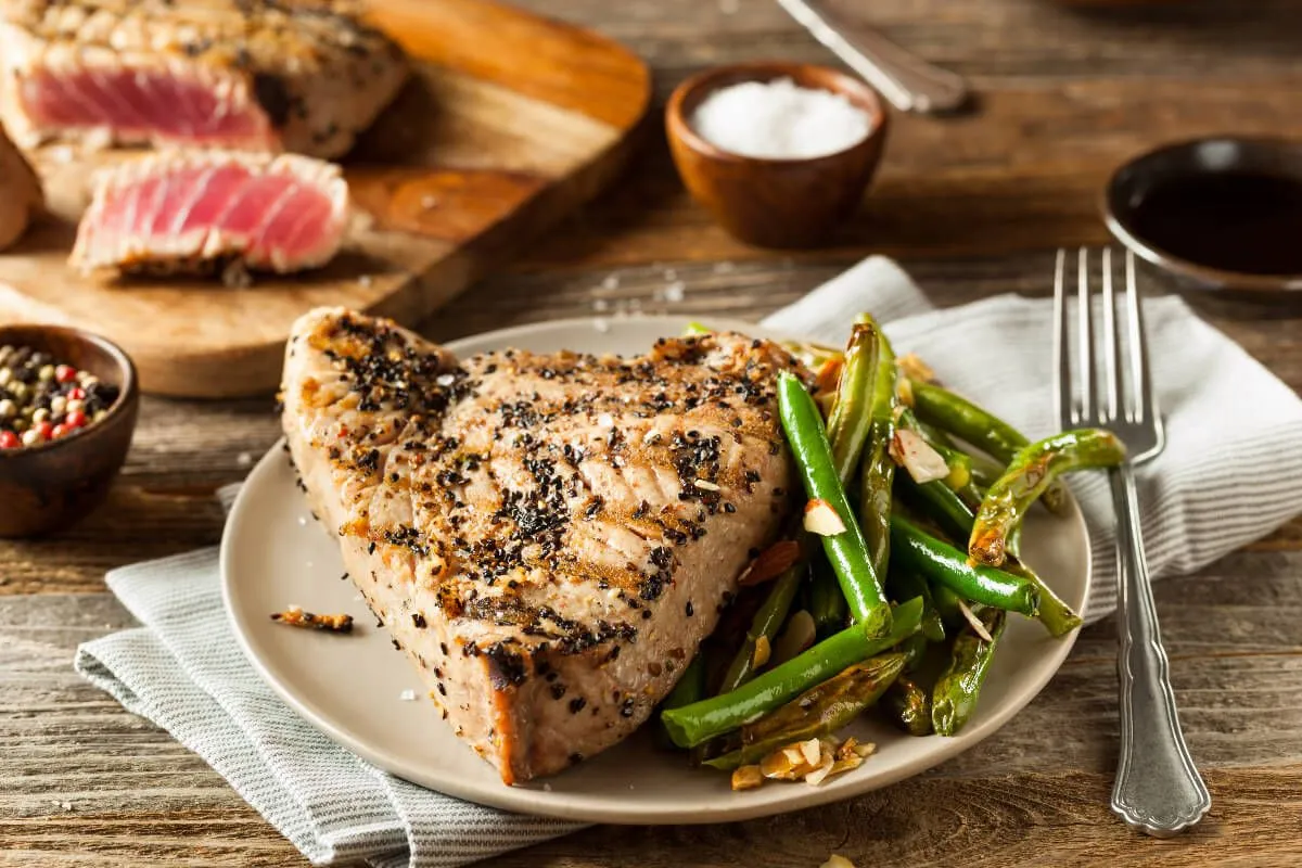 Tonhalból és lazacból is készíthető csodásan finom steak (Shutterstock)