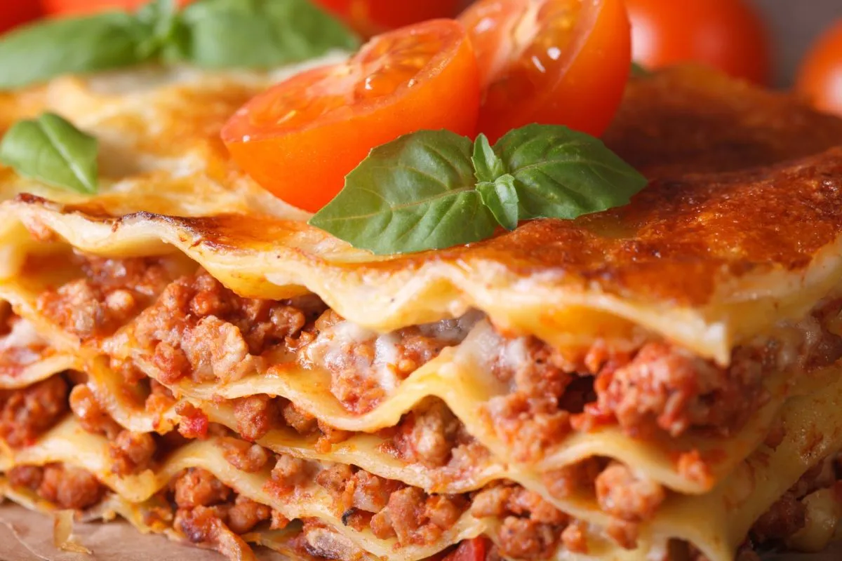 A legnépszerűbb fajta a bolognai lasagne: bolognai mártással