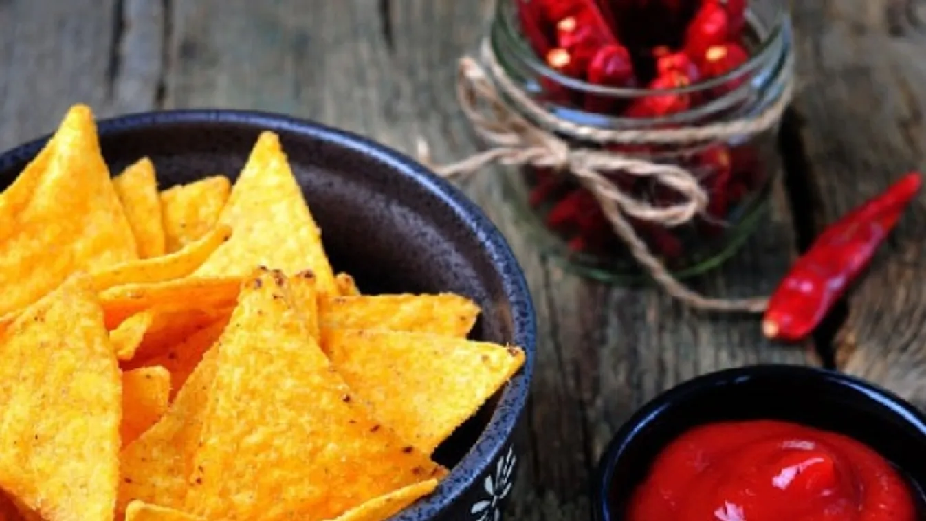 tortilla chips salsa szósszal