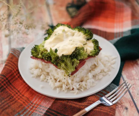 Tejszínes rakott brokkoli füstölt tarjával recept