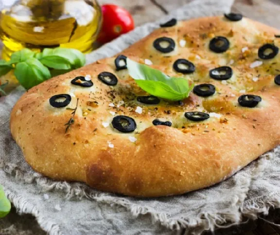 Kakukkfüves-olívás focaccia (olasz kenyérlepény) recept