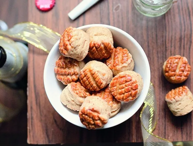 Töpörtyűs-borsos hajtogatott pogácsa recept