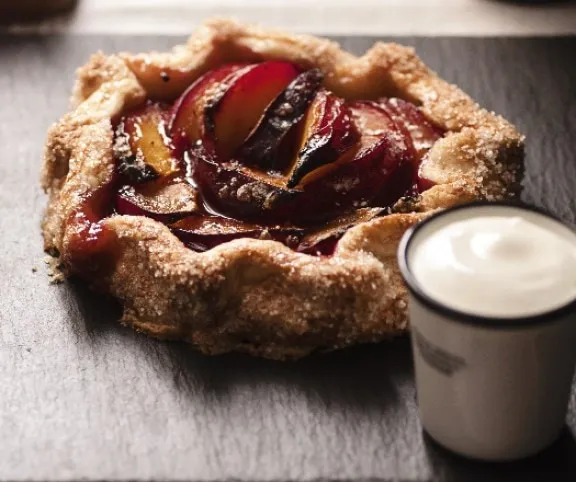 Szilvás galette aludttejhabbal recept