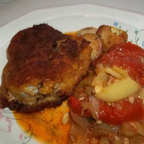 Rántott csirkecomb sült krumplival és lecsóval recept