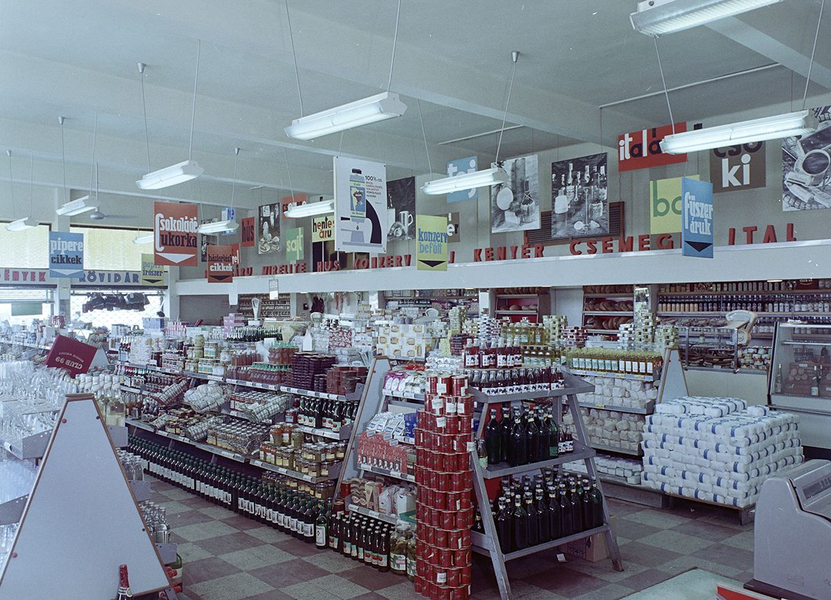 1970 - Vác, Deákvári főtér, ABC áruház /Fotó: Fortepan