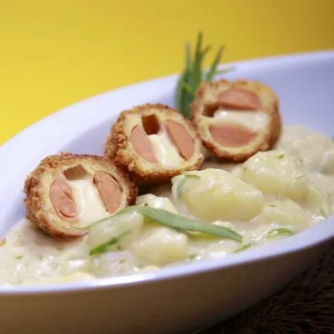 Sajttal töltött virsli bundában tárkonyos burgonyafőzelékkel recept
