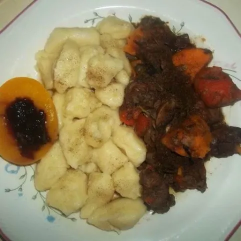 Vörösboros-zöldséges vaddisznóragu recept