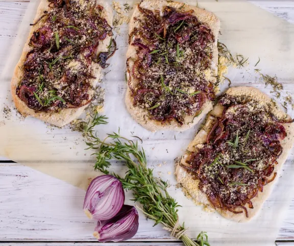 Lilahagymás lepény recept