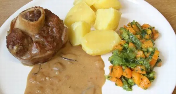 A főtt krumpli szinte állandó körete, a szósz sokféle lehet