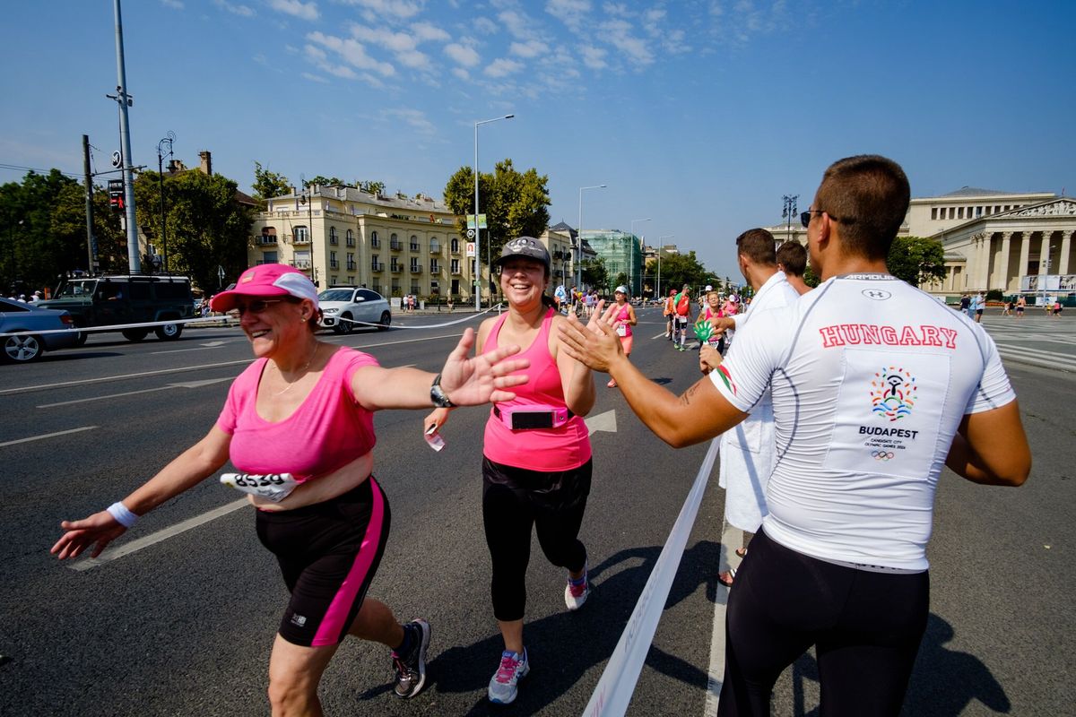 A pálya mellett pedig a pályázat flashmob csapat tagjaival pacsizhattak azok, akik támogatni kívánták a budapesti olimpiai pályázatot