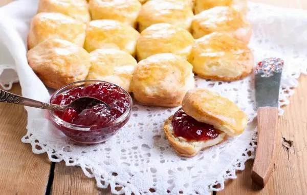 Málnalekvár és tejszínhab a scone klasszikus kísérője, de játszhatunk is az ízekkel