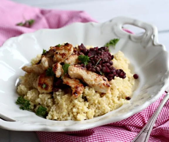 Fokhagymás pulykacsíkok kölessel recept