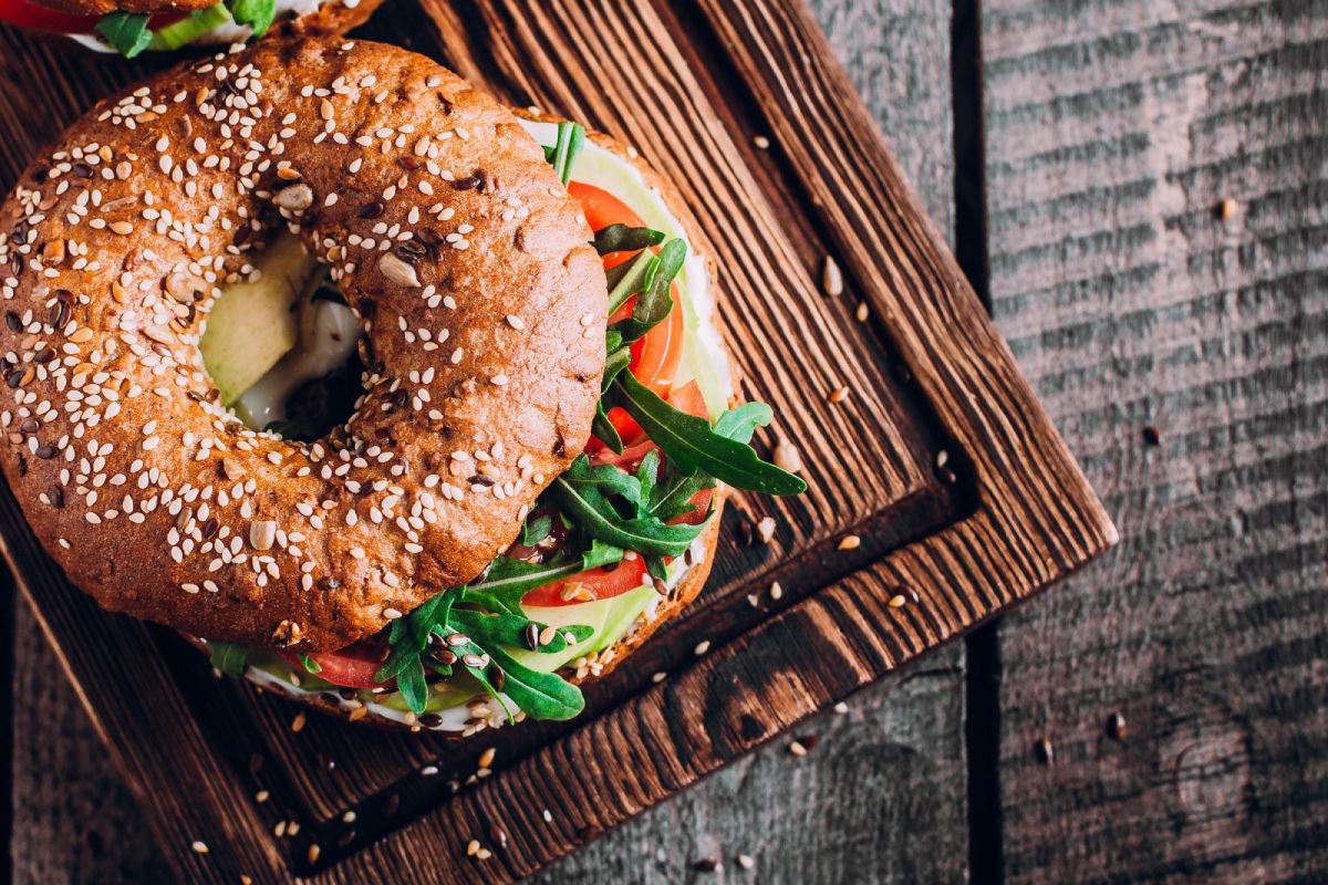 Finom és tápláló szendvicseket készíthetünk bagelből (Fotó: Shutterstock)