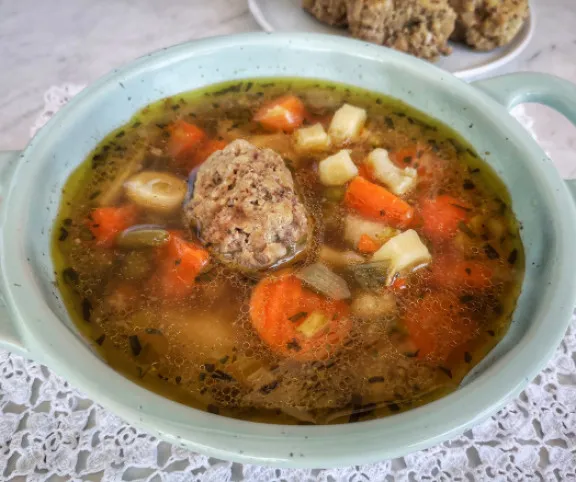 Zöldségleves házi májgombóccal recept
