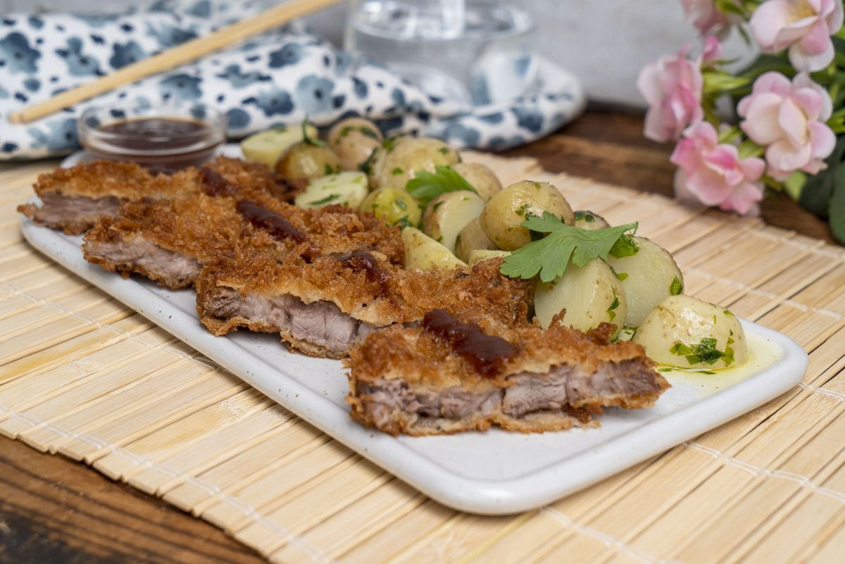 Tonkatsu (japán rántott hús) petrezselymes újburgonyával