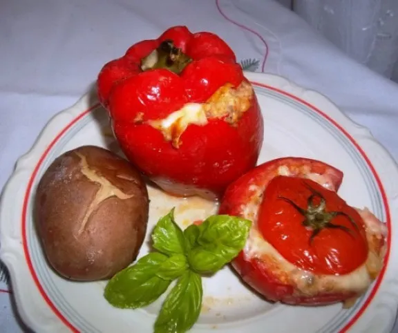 Töltött paprika és paradicsom velesült krumplival recept