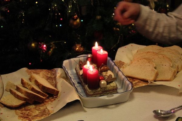 Bal oldalon a kalácsom, a jobb oldalon a szeletelt fehérkenyér