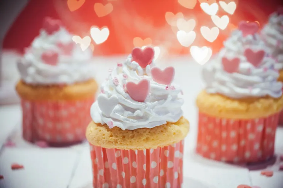 Egy egyszerű muffinból is tudunk ünnepi desszertet varázsolni, csak egy kis dekorcukor és tejszínes krém kell hozzá