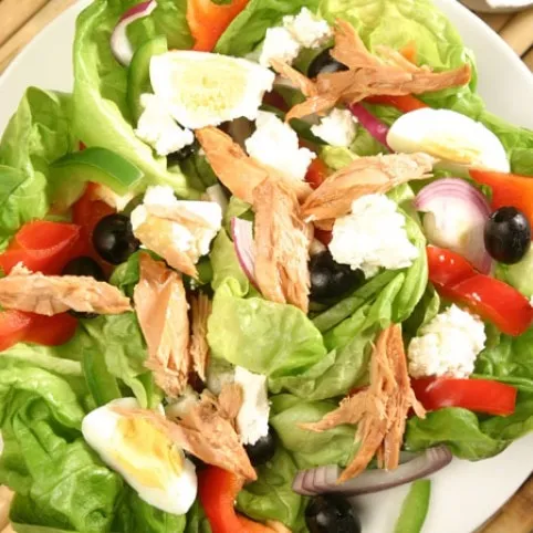 Tojásos tonhalsaláta sok zöldséggel recept