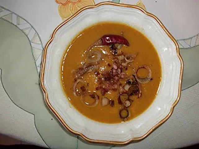 Currys kókusztejes sütőtökkrémleves sült baconnal, hagymakarikákkal recept