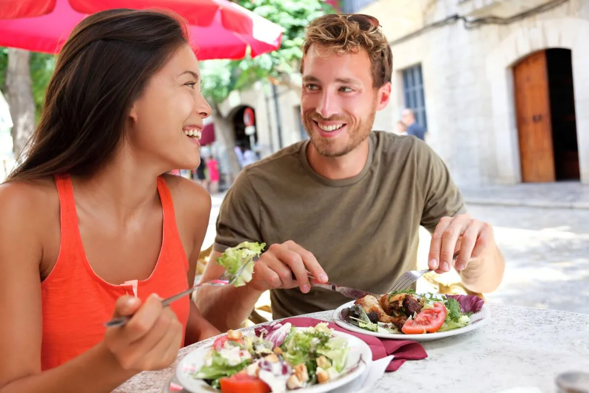 A nyaralás alatt is érdemes odafigyelni az étkezésre / Fotó: Shutterstock