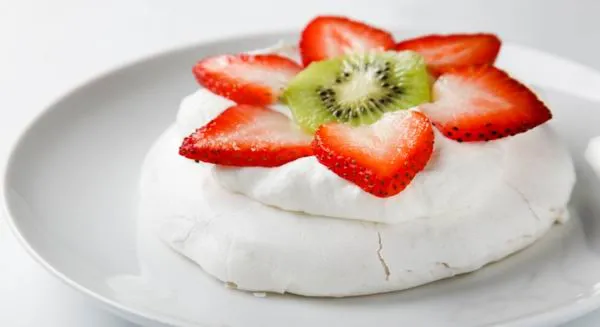 A Pavlova tortát egyszemélyes adagokban is készíthetjük, a kedvenc gyümölcsünkkel