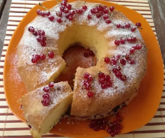 Joghurtos-ribizlis kuglóf recept