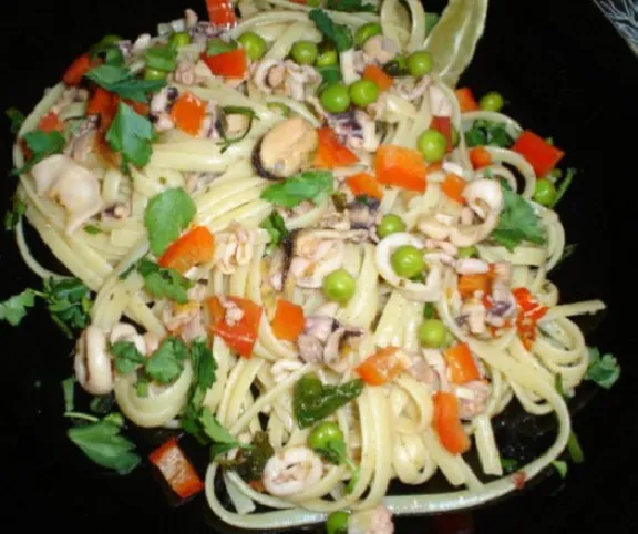 Egyszerű zöldborsós tészta tenger gyümölcseivel recept