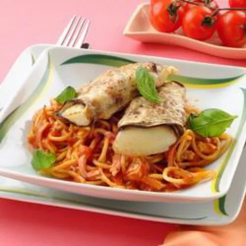 Mozzarellával töltött padlizsántekercsek fokhagymás spagettivel recept