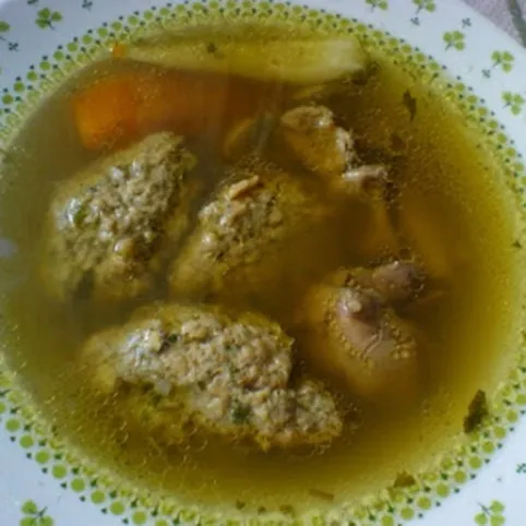 Májgaluskaleves jó sok pertezselyemzölddel recept