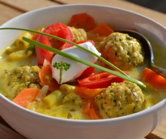 Csorba zöldfűszeres húsgombóccal recept