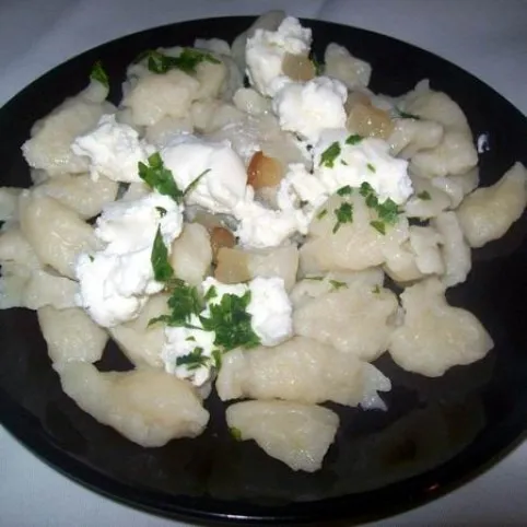 Juhtúrós galuska szalonnakockákkal és petrezselyemmel recept