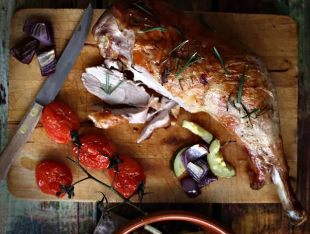 Mediterrán paradicsomos-cukkinis pulykacomb recept