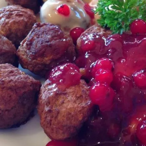 Svéd húsgolyók tejszínes mártással és lekvárral recept