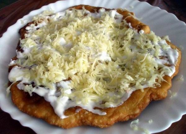 Otthon is könnyen elkészíthető a kiadós lángos