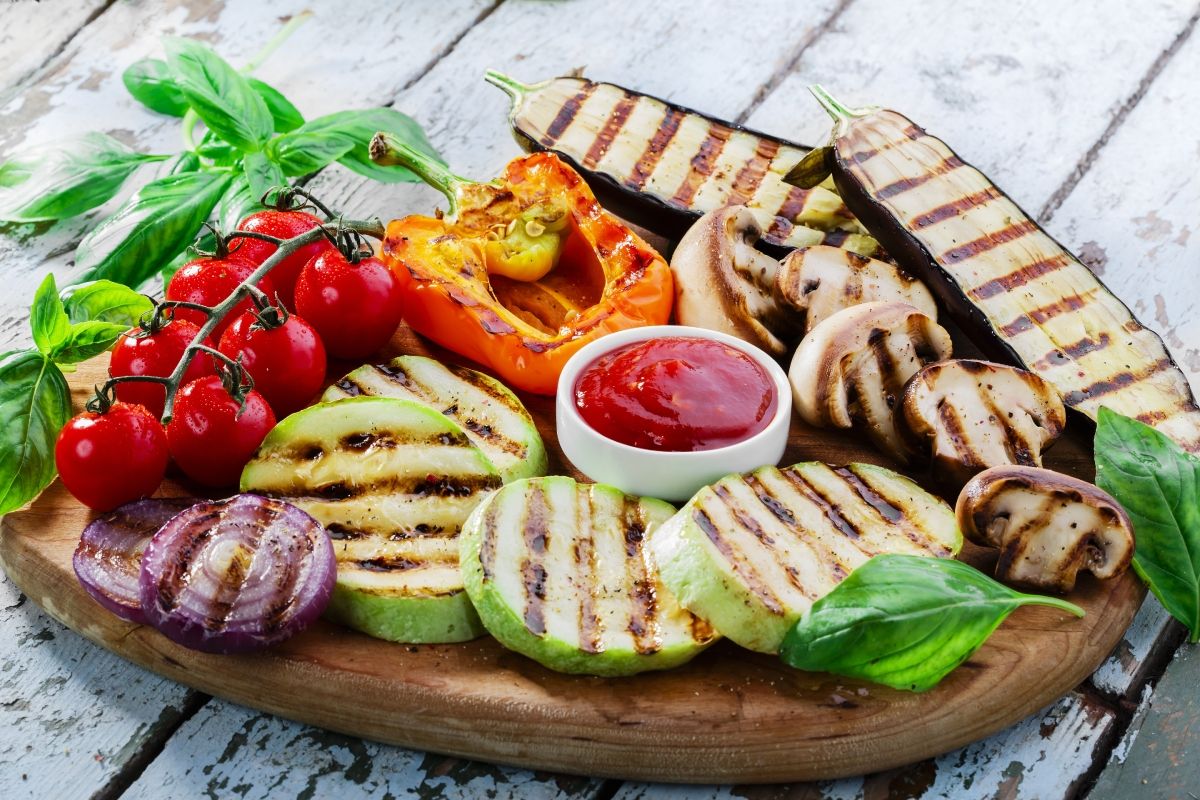 Egy finom mártogatóssal a grillezett zöldségek főételként is megállják a helyüket / Fotó: Shutterstock